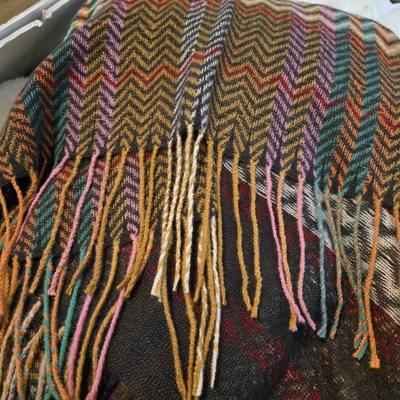 RIIQIICHY Women One-Size NWT Colorful Chevron Patterned Poncho - Picture 9 of 11